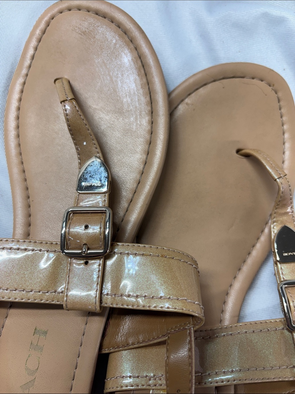 Coach Cassidy Nude Tan
Leather T-Strap Sandals Gold
Tone adjustable sandals - Picture 12 of 12